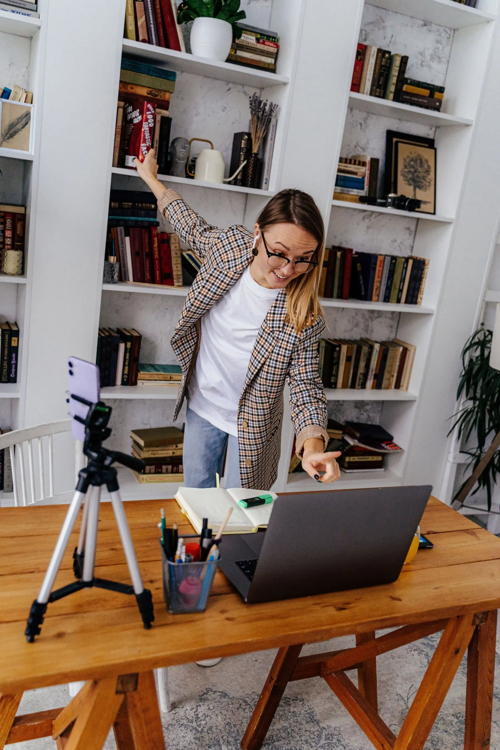 Profesora consultando información académica y resultados de aprendizaje